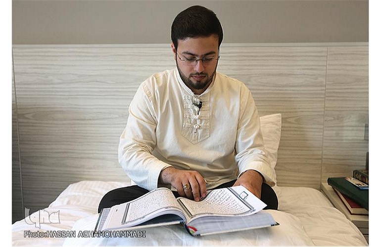 پای درد و دل مادر شهید محسن حاجیحسنی کارگر/ محسن یک بار شهید شد اما من هر روز شهید میشوم پای درد و دل مادر شهید محسن حاجیحسنی کارگر/ محسن یک بار شهید شد اما من هر روز شهید میشوم