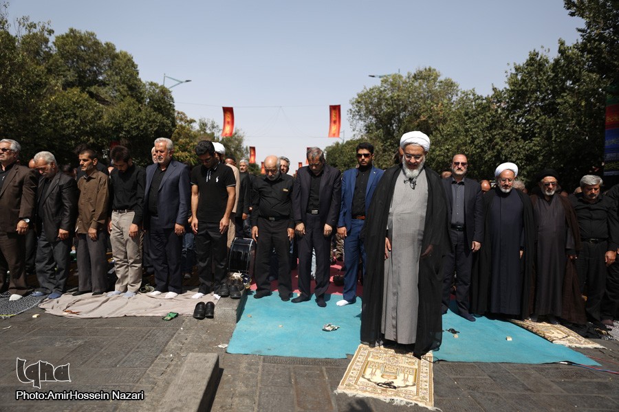 گزارش تصویری/ اقامه نماز عاشورا