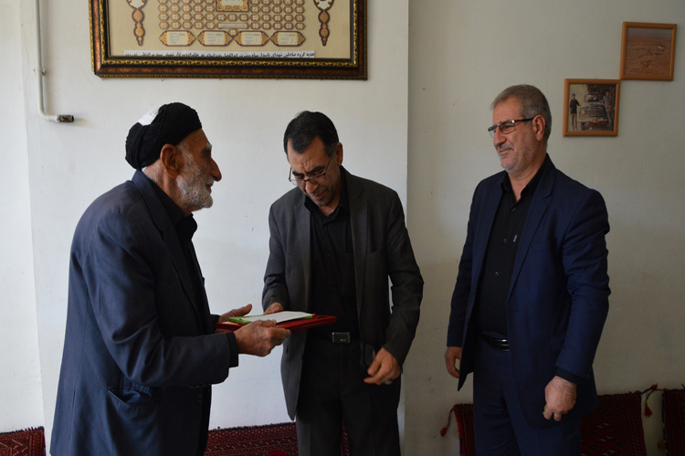 دیدار مدیرکل حفظ آثار و نشر ارزش‌های دفاع مقدس لرستان با خانواده شهید ندروند