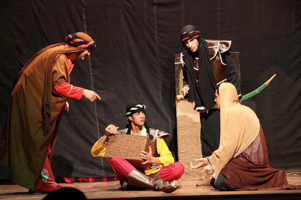 گزارش تصویری تجلیل از عوامل نمایش «کاروان نور» در محمود آباد