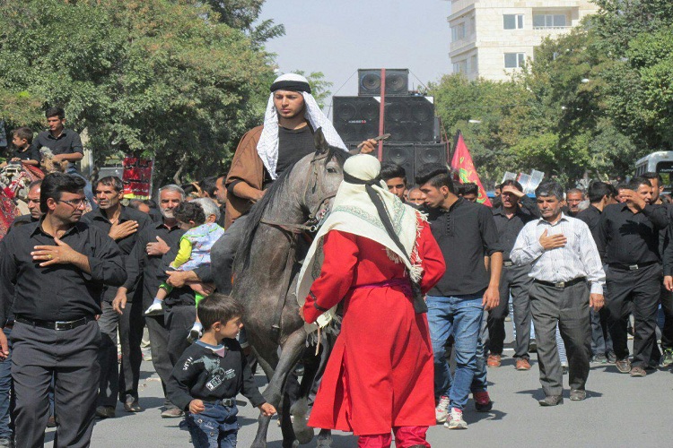 مراسم نمادین کاروان اسرای کربلا در زادگاه امام راحل برگزار شد