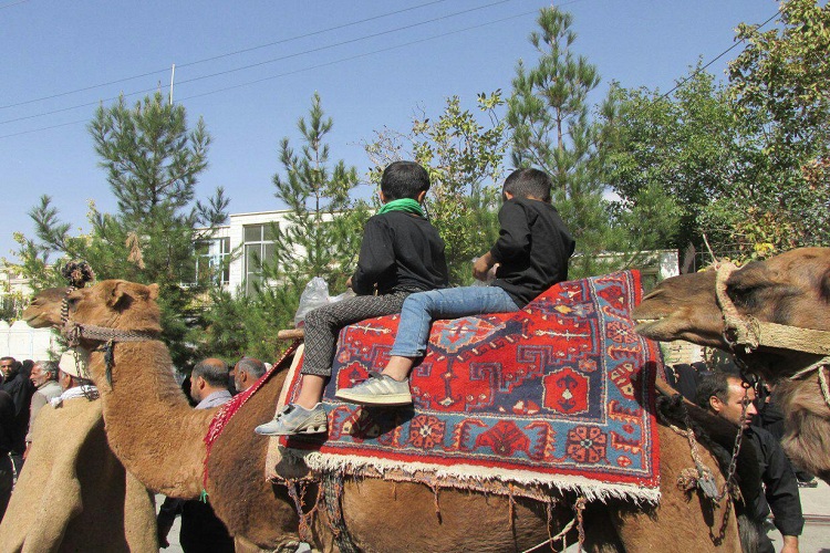 مراسم نمادین کاروان اسرای کربلا در زادگاه امام راحل برگزار شد