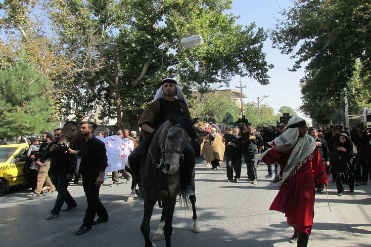 مراسم نمادین کاروان اسرای کربلا در زادگاه امام راحل برگزار شد
