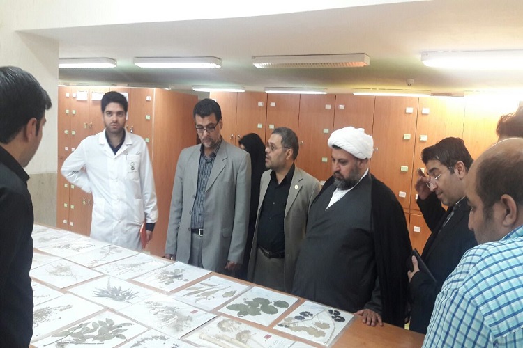 بازدید مدیران جهاددانشگاهی و مدیران دانشگاه حضرت معصومه(س) از مرکز تحقیقات گیاهان دارویی جهاددانشگاهی