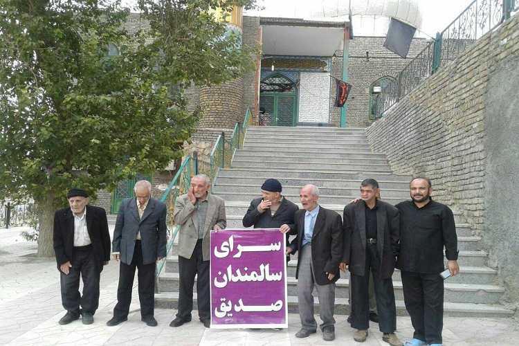 تشرف جمعی از سالمندان سرای صدیق به امامزاده عبدالله(ع) خرم‌آباد