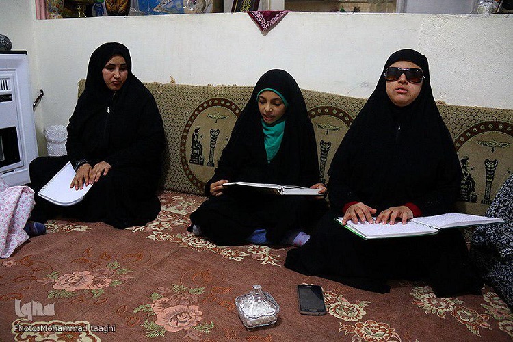 جلسه قرآنی که با دستان بینای اکرم دهقانی اداره می‌شود