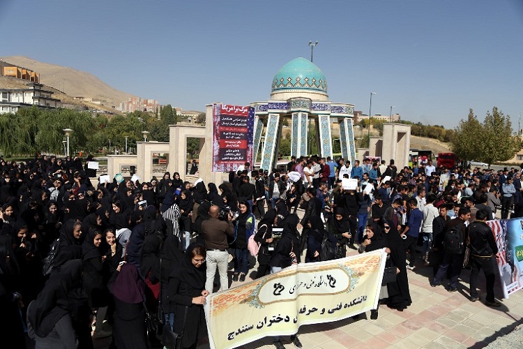 تجمع اعتراضی دانشگاهیان کردستانی در محکومیت سخنان رئیس جمهور آمریکا