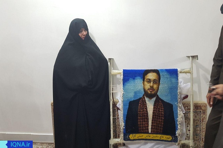 رونمایی از تابلوفرش منقش به تصویر شهید حاجیحسنیکارگر رونمایی از تابلوفرش منقش به تصویر شهید حاجیحسنیکارگر