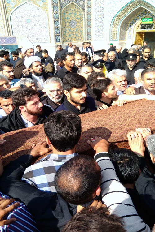 طواف پیکر شهید حججی در حرم رضوی