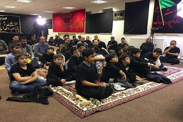 مجلس عاشورایی مبلغ جوان در انگلیس + عکس