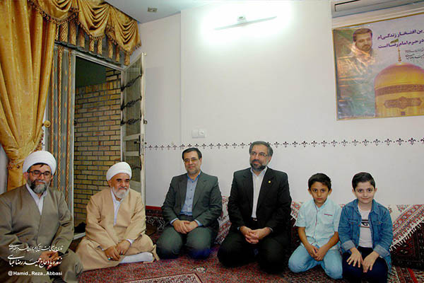 حضور سیّدجواد ساداتفاطمی و سیّدمجتبی ساداتفاطمی در منزل حاج شیخ بهاءالدین عباسی، پدر مرحوم حمیدرضا عباسی در مراجعت از حجّ تمتّع حضور سیّدجواد ساداتفاطمی و سیّدمجتبی ساداتفاطمی در منزل حاج شیخ بهاءالدین عباسی، پدر مرحوم حمیدرضا عباسی در مراجعت از حجّ تمتّع