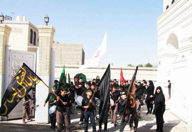 عکس/عزاداری دانش‌آموزان بنیاد امیرالمومنین (ع) ابرکوه