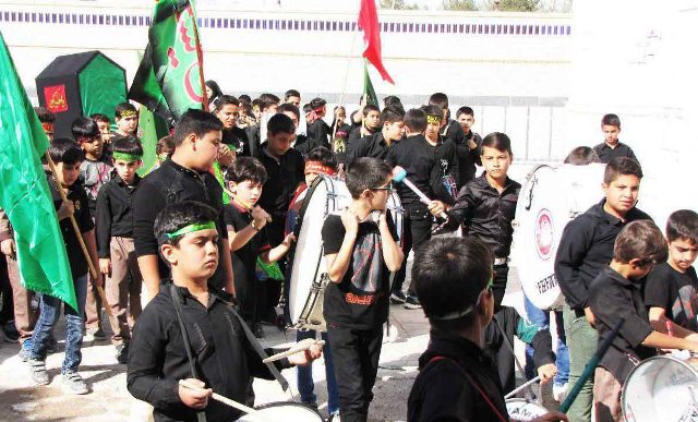 عکس/عزاداری دانش‌آموزان بنیاد امیرالمومنین (ع) ابرکوه