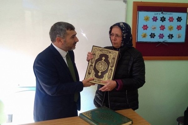 استعداد بالای بانوی مسن ترکیه‌ای در فراگیری قرآن / در حال تکمیل