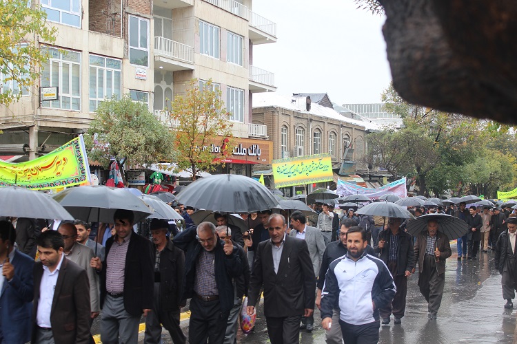 فریاد استکبارستیزی مردم کردستان در زیر بارش باران + عکس