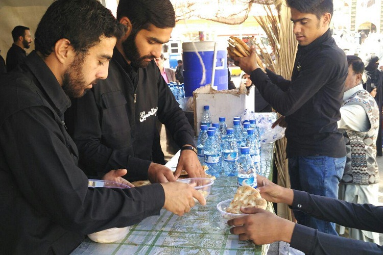 تصاویری از اطعام زائران پاکستانی در زائرسرای امام رضا(ع) زاهدان