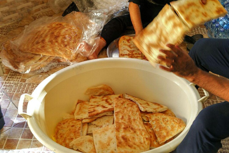 تصاویری از اطعام زائران پاکستانی در زائرسرای امام رضا(ع) زاهدان