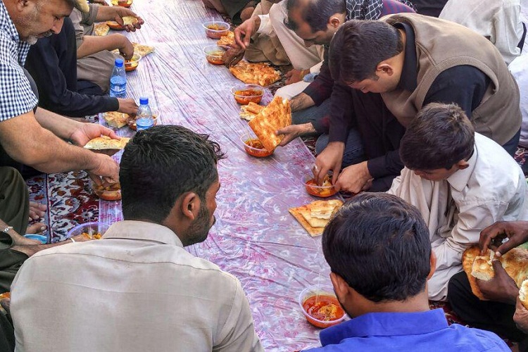 تصاویری از اطعام زائران پاکستانی در زائرسرای امام رضا(ع) زاهدان