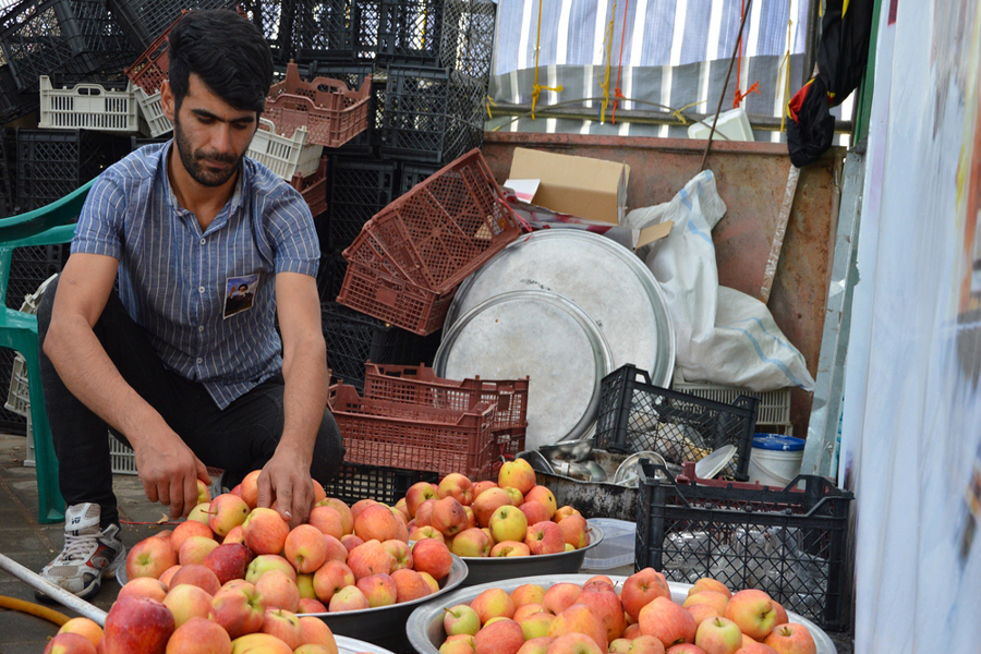 گزارش تصویری فعالیت جوانان خرم‌آباد‌ی‌ برای پذیرایی از مسافران کربلا