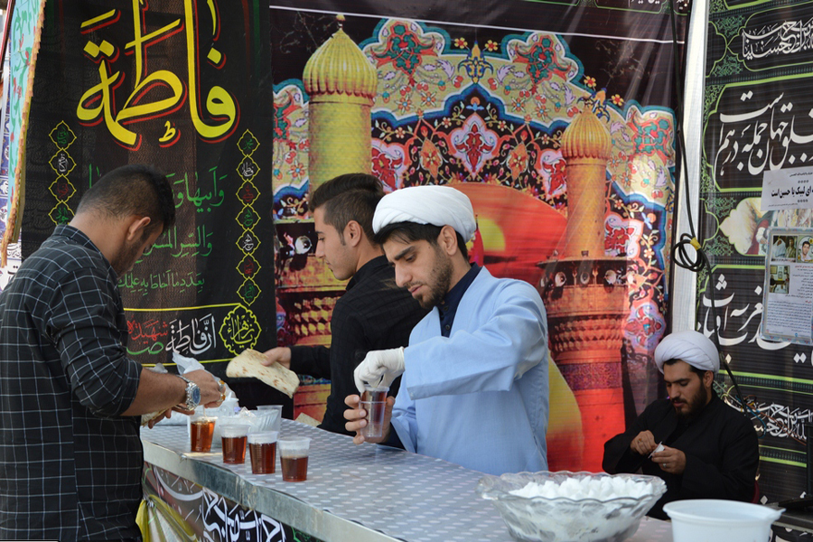 گزارش تصویری فعالیت جوانان خرم‌آباد‌ی‌ برای پذیرایی از مسافران کربلا