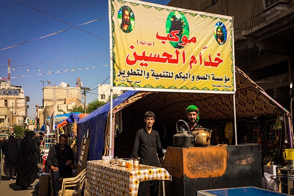 شور و شوق خادمان ناشنوا در خدمت به زائران اربعین