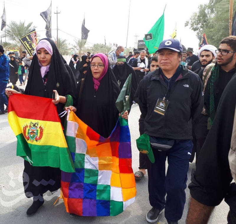 دو خبرنگار آمریکای جنوبی در پیاده روی اربعین + عکس