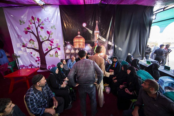 حضور ارادت‌مندان حسینی گرداگرد یک موکب بین‌المللی