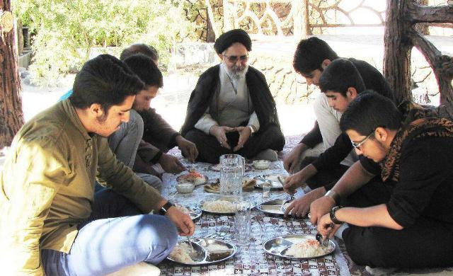 عکس/ بازدید امام جمعه ابرکوه از مدارس سفیران بهشت