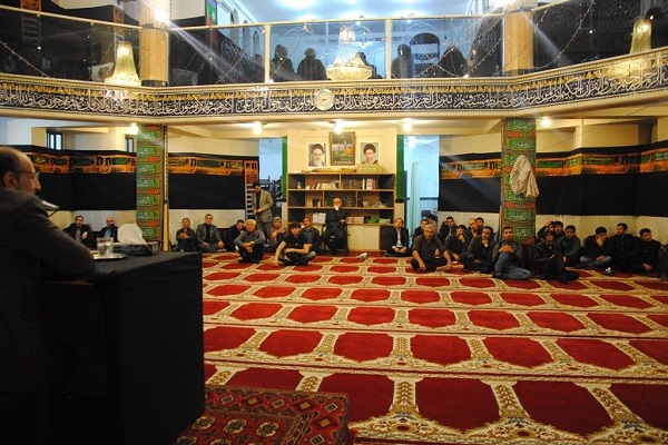 امام حسین(ع) حتی احترام دشمن را هم نگه میداشت امام حسین(ع) حتی احترام دشمن را هم نگه میداشت