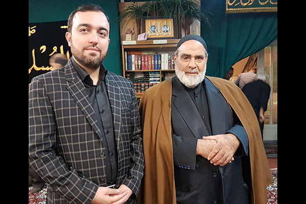 تصویری از سعید حاجیان، قاری ممتاز و یدالله بهتاش، از مداحان اهل بیت در جلسه قرآن حسینیه ثارالله