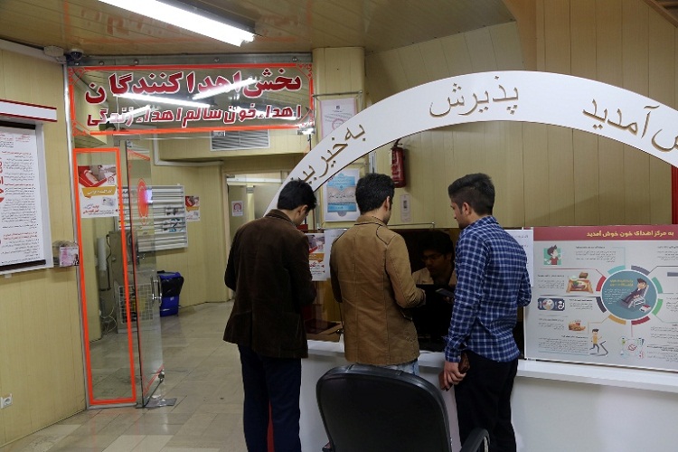 مردم سنندج برای کمک به آسیب‌دیدگان زلزله کرمانشاه خون خود را اهدا کردند