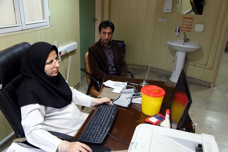 مردم سنندج برای کمک به آسیب‌دیدگان زلزله کرمانشاه خون خود را اهدا کردند