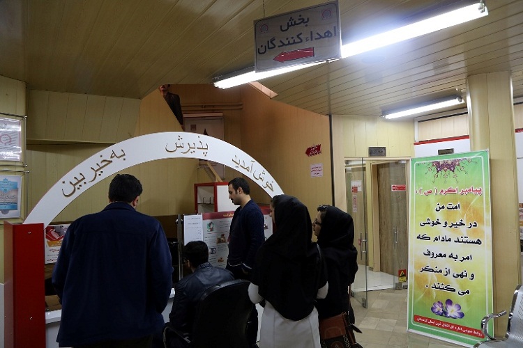 مردم سنندج برای کمک به آسیب‌دیدگان زلزله کرمانشاه خون خود را اهدا کردند