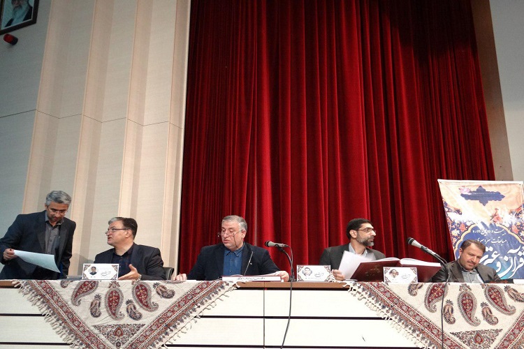 دکتر احمد آذین رییس دانشگاه آزاد اسلامی اصفهان واحد خوراسگان در گفت و گو با خبر گزاری بین المللی قران ایکنا از اصفهان در خصوص 22دوره از مسابقات ملی قران و عترت داشگاه آزاد اسلامی گفت:اولین مرحله از این مسابقات که مربوط به داشجویان است با حظور نزدیک به 280 نفر از دانشجویان در رشته ی قرات تحقیق و ترتیل  حفظ کل ،حفظ 20جز،حفظ10جز،و حفظ 5جزصبح امروزدر چهار سالن مجزا در دانشگاه زاد خوراسگان برگزار شد.رییس شورای برگزاری بیست و دومین دوره از مسابقات قران و عترت درادامه افزود:فردا در دومین روزازاین دوره از مسابقات حدود 150نفر ار اساتید در دو نوبت صبح و بعد از ظهربا هم به رقابت میپردازند .سرپرست دانشگاه آزاد استان اصفهان خوراسگان گفت: بازدید از اماکن تاریخی شهر اصفهان، بازدید از گلزار شهدا و موزه ی گلستان شهدا، قبرستان تاریخی تخت فولاد اعزام به مزار شهید حججی از جمله برنامه های جنبی این دوره از مسابقات است.وی در پایان تصریح کرد:تمام امکانات و ظرفیت های  دانشگاه برای برگزاری هر چه با شکوهتره این رویداد به کار گرفته شده است و امیدواریم میزبان شایسته ای برای دانشجویان و اساتید قران دوست باشیم.