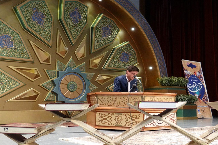 دکتر احمد آذین رییس دانشگاه آزاد اسلامی اصفهان واحد خوراسگان در گفت و گو با خبر گزاری بین المللی قران ایکنا از اصفهان در خصوص 22دوره از مسابقات ملی قران و عترت داشگاه آزاد اسلامی گفت:اولین مرحله از این مسابقات که مربوط به داشجویان است با حظور نزدیک به 280 نفر از دانشجویان در رشته ی قرات تحقیق و ترتیل  حفظ کل ،حفظ 20جز،حفظ10جز،و حفظ 5جزصبح امروزدر چهار سالن مجزا در دانشگاه زاد خوراسگان برگزار شد.رییس شورای برگزاری بیست و دومین دوره از مسابقات قران و عترت درادامه افزود:فردا در دومین روزازاین دوره از مسابقات حدود 150نفر ار اساتید در دو نوبت صبح و بعد از ظهربا هم به رقابت میپردازند .سرپرست دانشگاه آزاد استان اصفهان خوراسگان گفت: بازدید از اماکن تاریخی شهر اصفهان، بازدید از گلزار شهدا و موزه ی گلستان شهدا، قبرستان تاریخی تخت فولاد اعزام به مزار شهید حججی از جمله برنامه های جنبی این دوره از مسابقات است.وی در پایان تصریح کرد:تمام امکانات و ظرفیت های  دانشگاه برای برگزاری هر چه با شکوهتره این رویداد به کار گرفته شده است و امیدواریم میزبان شایسته ای برای دانشجویان و اساتید قران دوست باشیم.