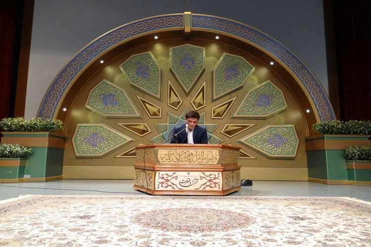 دکتر احمد آذین رییس دانشگاه آزاد اسلامی اصفهان واحد خوراسگان در گفت و گو با خبر گزاری بین المللی قران ایکنا از اصفهان در خصوص 22دوره از مسابقات ملی قران و عترت داشگاه آزاد اسلامی گفت:اولین مرحله از این مسابقات که مربوط به داشجویان است با حظور نزدیک به 280 نفر از دانشجویان در رشته ی قرات تحقیق و ترتیل  حفظ کل ،حفظ 20جز،حفظ10جز،و حفظ 5جزصبح امروزدر چهار سالن مجزا در دانشگاه زاد خوراسگان برگزار شد.رییس شورای برگزاری بیست و دومین دوره از مسابقات قران و عترت درادامه افزود:فردا در دومین روزازاین دوره از مسابقات حدود 150نفر ار اساتید در دو نوبت صبح و بعد از ظهربا هم به رقابت میپردازند .سرپرست دانشگاه آزاد استان اصفهان خوراسگان گفت: بازدید از اماکن تاریخی شهر اصفهان، بازدید از گلزار شهدا و موزه ی گلستان شهدا، قبرستان تاریخی تخت فولاد اعزام به مزار شهید حججی از جمله برنامه های جنبی این دوره از مسابقات است.وی در پایان تصریح کرد:تمام امکانات و ظرفیت های  دانشگاه برای برگزاری هر چه با شکوهتره این رویداد به کار گرفته شده است و امیدواریم میزبان شایسته ای برای دانشجویان و اساتید قران دوست باشیم.
