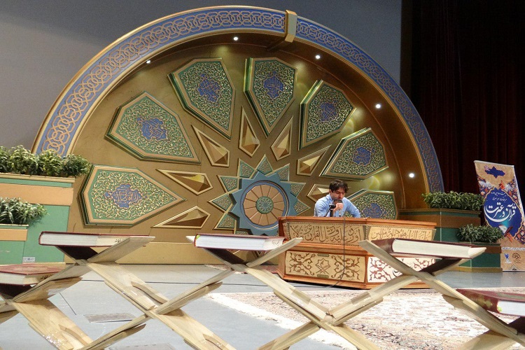 دکتر احمد آذین رییس دانشگاه آزاد اسلامی اصفهان واحد خوراسگان در گفت و گو با خبر گزاری بین المللی قران ایکنا از اصفهان در خصوص 22دوره از مسابقات ملی قران و عترت داشگاه آزاد اسلامی گفت:اولین مرحله از این مسابقات که مربوط به داشجویان است با حظور نزدیک به 280 نفر از دانشجویان در رشته ی قرات تحقیق و ترتیل  حفظ کل ،حفظ 20جز،حفظ10جز،و حفظ 5جزصبح امروزدر چهار سالن مجزا در دانشگاه زاد خوراسگان برگزار شد.رییس شورای برگزاری بیست و دومین دوره از مسابقات قران و عترت درادامه افزود:فردا در دومین روزازاین دوره از مسابقات حدود 150نفر ار اساتید در دو نوبت صبح و بعد از ظهربا هم به رقابت میپردازند .سرپرست دانشگاه آزاد استان اصفهان خوراسگان گفت: بازدید از اماکن تاریخی شهر اصفهان، بازدید از گلزار شهدا و موزه ی گلستان شهدا، قبرستان تاریخی تخت فولاد اعزام به مزار شهید حججی از جمله برنامه های جنبی این دوره از مسابقات است.وی در پایان تصریح کرد:تمام امکانات و ظرفیت های  دانشگاه برای برگزاری هر چه با شکوهتره این رویداد به کار گرفته شده است و امیدواریم میزبان شایسته ای برای دانشجویان و اساتید قران دوست باشیم.