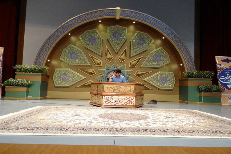 دکتر احمد آذین رییس دانشگاه آزاد اسلامی اصفهان واحد خوراسگان در گفت و گو با خبر گزاری بین المللی قران ایکنا از اصفهان در خصوص 22دوره از مسابقات ملی قران و عترت داشگاه آزاد اسلامی گفت:اولین مرحله از این مسابقات که مربوط به داشجویان است با حظور نزدیک به 280 نفر از دانشجویان در رشته ی قرات تحقیق و ترتیل  حفظ کل ،حفظ 20جز،حفظ10جز،و حفظ 5جزصبح امروزدر چهار سالن مجزا در دانشگاه زاد خوراسگان برگزار شد.رییس شورای برگزاری بیست و دومین دوره از مسابقات قران و عترت درادامه افزود:فردا در دومین روزازاین دوره از مسابقات حدود 150نفر ار اساتید در دو نوبت صبح و بعد از ظهربا هم به رقابت میپردازند .سرپرست دانشگاه آزاد استان اصفهان خوراسگان گفت: بازدید از اماکن تاریخی شهر اصفهان، بازدید از گلزار شهدا و موزه ی گلستان شهدا، قبرستان تاریخی تخت فولاد اعزام به مزار شهید حججی از جمله برنامه های جنبی این دوره از مسابقات است.وی در پایان تصریح کرد:تمام امکانات و ظرفیت های  دانشگاه برای برگزاری هر چه با شکوهتره این رویداد به کار گرفته شده است و امیدواریم میزبان شایسته ای برای دانشجویان و اساتید قران دوست باشیم.