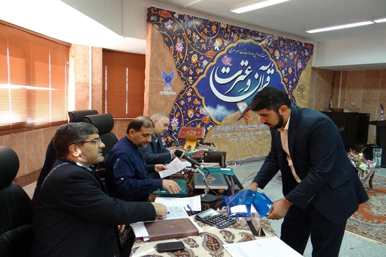 دکتر احمد آذین رییس دانشگاه آزاد اسلامی اصفهان واحد خوراسگان در گفت و گو با خبر گزاری بین المللی قران ایکنا از اصفهان در خصوص 22دوره از مسابقات ملی قران و عترت داشگاه آزاد اسلامی گفت:اولین مرحله از این مسابقات که مربوط به داشجویان است با حظور نزدیک به 280 نفر از دانشجویان در رشته ی قرات تحقیق و ترتیل  حفظ کل ،حفظ 20جز،حفظ10جز،و حفظ 5جزصبح امروزدر چهار سالن مجزا در دانشگاه زاد خوراسگان برگزار شد.رییس شورای برگزاری بیست و دومین دوره از مسابقات قران و عترت درادامه افزود:فردا در دومین روزازاین دوره از مسابقات حدود 150نفر ار اساتید در دو نوبت صبح و بعد از ظهربا هم به رقابت میپردازند .سرپرست دانشگاه آزاد استان اصفهان خوراسگان گفت: بازدید از اماکن تاریخی شهر اصفهان، بازدید از گلزار شهدا و موزه ی گلستان شهدا، قبرستان تاریخی تخت فولاد اعزام به مزار شهید حججی از جمله برنامه های جنبی این دوره از مسابقات است.وی در پایان تصریح کرد:تمام امکانات و ظرفیت های  دانشگاه برای برگزاری هر چه با شکوهتره این رویداد به کار گرفته شده است و امیدواریم میزبان شایسته ای برای دانشجویان و اساتید قران دوست باشیم.