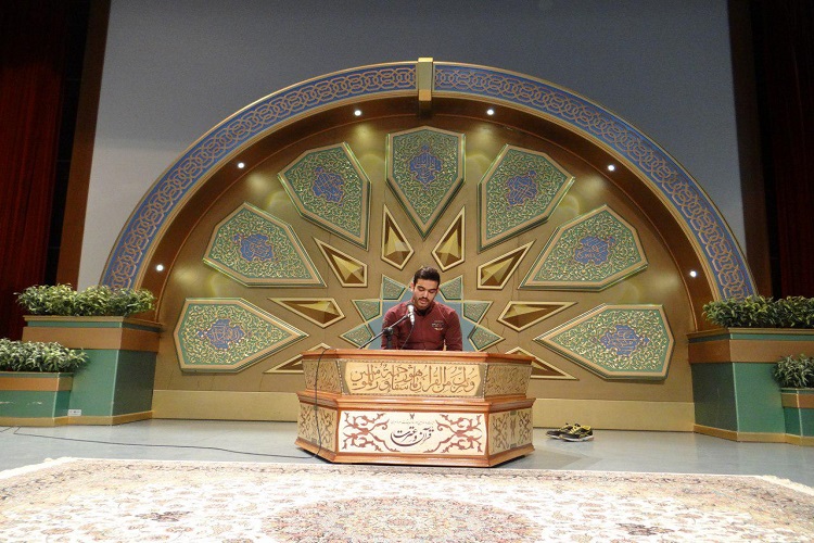 دکتر احمد آذین رییس دانشگاه آزاد اسلامی اصفهان واحد خوراسگان در گفت و گو با خبر گزاری بین المللی قران ایکنا از اصفهان در خصوص 22دوره از مسابقات ملی قران و عترت داشگاه آزاد اسلامی گفت:اولین مرحله از این مسابقات که مربوط به داشجویان است با حظور نزدیک به 280 نفر از دانشجویان در رشته ی قرات تحقیق و ترتیل  حفظ کل ،حفظ 20جز،حفظ10جز،و حفظ 5جزصبح امروزدر چهار سالن مجزا در دانشگاه زاد خوراسگان برگزار شد.رییس شورای برگزاری بیست و دومین دوره از مسابقات قران و عترت درادامه افزود:فردا در دومین روزازاین دوره از مسابقات حدود 150نفر ار اساتید در دو نوبت صبح و بعد از ظهربا هم به رقابت میپردازند .سرپرست دانشگاه آزاد استان اصفهان خوراسگان گفت: بازدید از اماکن تاریخی شهر اصفهان، بازدید از گلزار شهدا و موزه ی گلستان شهدا، قبرستان تاریخی تخت فولاد اعزام به مزار شهید حججی از جمله برنامه های جنبی این دوره از مسابقات است.وی در پایان تصریح کرد:تمام امکانات و ظرفیت های  دانشگاه برای برگزاری هر چه با شکوهتره این رویداد به کار گرفته شده است و امیدواریم میزبان شایسته ای برای دانشجویان و اساتید قران دوست باشیم.