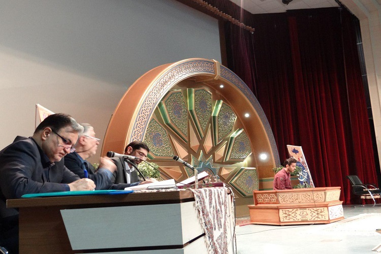 دکتر احمد آذین رییس دانشگاه آزاد اسلامی اصفهان واحد خوراسگان در گفت و گو با خبر گزاری بین المللی قران ایکنا از اصفهان در خصوص 22دوره از مسابقات ملی قران و عترت داشگاه آزاد اسلامی گفت:اولین مرحله از این مسابقات که مربوط به داشجویان است با حظور نزدیک به 280 نفر از دانشجویان در رشته ی قرات تحقیق و ترتیل  حفظ کل ،حفظ 20جز،حفظ10جز،و حفظ 5جزصبح امروزدر چهار سالن مجزا در دانشگاه زاد خوراسگان برگزار شد.رییس شورای برگزاری بیست و دومین دوره از مسابقات قران و عترت درادامه افزود:فردا در دومین روزازاین دوره از مسابقات حدود 150نفر ار اساتید در دو نوبت صبح و بعد از ظهربا هم به رقابت میپردازند .سرپرست دانشگاه آزاد استان اصفهان خوراسگان گفت: بازدید از اماکن تاریخی شهر اصفهان، بازدید از گلزار شهدا و موزه ی گلستان شهدا، قبرستان تاریخی تخت فولاد اعزام به مزار شهید حججی از جمله برنامه های جنبی این دوره از مسابقات است.وی در پایان تصریح کرد:تمام امکانات و ظرفیت های  دانشگاه برای برگزاری هر چه با شکوهتره این رویداد به کار گرفته شده است و امیدواریم میزبان شایسته ای برای دانشجویان و اساتید قران دوست باشیم.