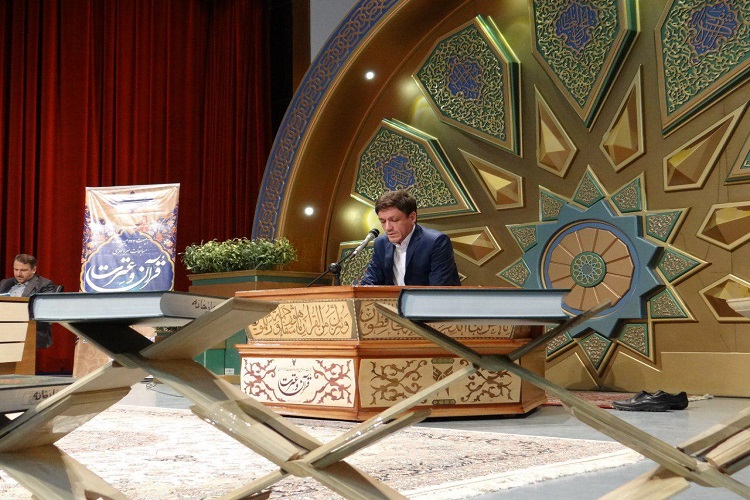 دکتر احمد آذین رییس دانشگاه آزاد اسلامی اصفهان واحد خوراسگان در گفت و گو با خبر گزاری بین المللی قران ایکنا از اصفهان در خصوص 22دوره از مسابقات ملی قران و عترت داشگاه آزاد اسلامی گفت:اولین مرحله از این مسابقات که مربوط به داشجویان است با حظور نزدیک به 280 نفر از دانشجویان در رشته ی قرات تحقیق و ترتیل  حفظ کل ،حفظ 20جز،حفظ10جز،و حفظ 5جزصبح امروزدر چهار سالن مجزا در دانشگاه زاد خوراسگان برگزار شد.رییس شورای برگزاری بیست و دومین دوره از مسابقات قران و عترت درادامه افزود:فردا در دومین روزازاین دوره از مسابقات حدود 150نفر ار اساتید در دو نوبت صبح و بعد از ظهربا هم به رقابت میپردازند .سرپرست دانشگاه آزاد استان اصفهان خوراسگان گفت: بازدید از اماکن تاریخی شهر اصفهان، بازدید از گلزار شهدا و موزه ی گلستان شهدا، قبرستان تاریخی تخت فولاد اعزام به مزار شهید حججی از جمله برنامه های جنبی این دوره از مسابقات است.وی در پایان تصریح کرد:تمام امکانات و ظرفیت های  دانشگاه برای برگزاری هر چه با شکوهتره این رویداد به کار گرفته شده است و امیدواریم میزبان شایسته ای برای دانشجویان و اساتید قران دوست باشیم.