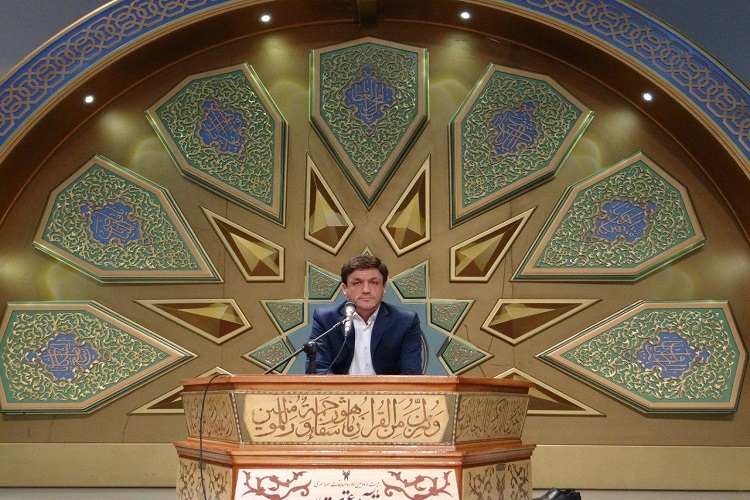 دکتر احمد آذین رییس دانشگاه آزاد اسلامی اصفهان واحد خوراسگان در گفت و گو با خبر گزاری بین المللی قران ایکنا از اصفهان در خصوص 22دوره از مسابقات ملی قران و عترت داشگاه آزاد اسلامی گفت:اولین مرحله از این مسابقات که مربوط به داشجویان است با حظور نزدیک به 280 نفر از دانشجویان در رشته ی قرات تحقیق و ترتیل  حفظ کل ،حفظ 20جز،حفظ10جز،و حفظ 5جزصبح امروزدر چهار سالن مجزا در دانشگاه زاد خوراسگان برگزار شد.رییس شورای برگزاری بیست و دومین دوره از مسابقات قران و عترت درادامه افزود:فردا در دومین روزازاین دوره از مسابقات حدود 150نفر ار اساتید در دو نوبت صبح و بعد از ظهربا هم به رقابت میپردازند .سرپرست دانشگاه آزاد استان اصفهان خوراسگان گفت: بازدید از اماکن تاریخی شهر اصفهان، بازدید از گلزار شهدا و موزه ی گلستان شهدا، قبرستان تاریخی تخت فولاد اعزام به مزار شهید حججی از جمله برنامه های جنبی این دوره از مسابقات است.وی در پایان تصریح کرد:تمام امکانات و ظرفیت های  دانشگاه برای برگزاری هر چه با شکوهتره این رویداد به کار گرفته شده است و امیدواریم میزبان شایسته ای برای دانشجویان و اساتید قران دوست باشیم.