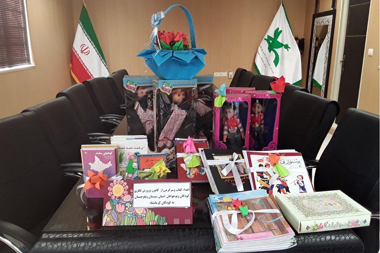 اهدای کتاب و عروسک به کودکان زلزله‌زده کرمانشاه