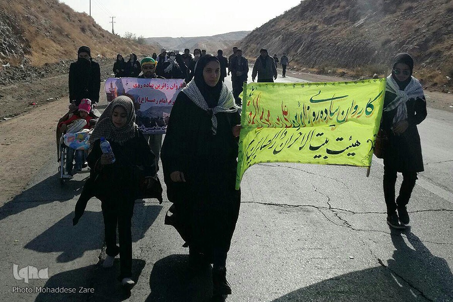 زائرانی که به شوق گنبد طلا، پیاده میآیند/ آمدیم حسرت کربلایی نشدن را تسکین دهیم زائرانی که به شوق گنبد طلا، پیاده میآیند/ آمدیم حسرت کربلایی نشدن را تسکین دهیم