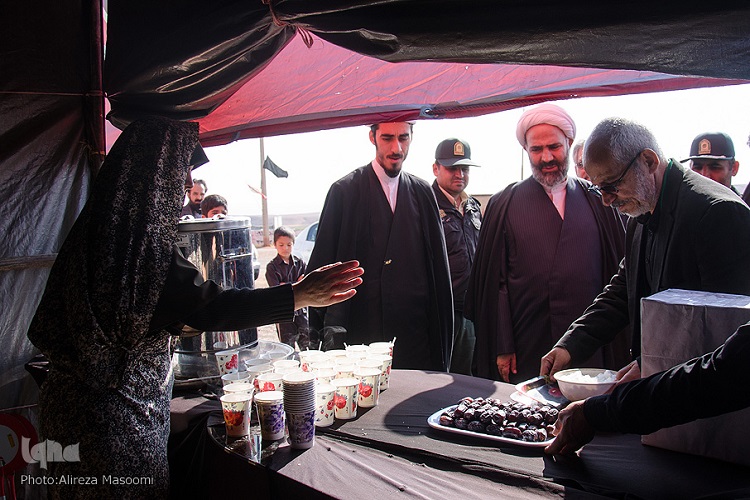 خدمترسانی به زائران پیاده رضوی در جاده زیارت خدمترسانی به زائران پیاده رضوی در جاده زیارت