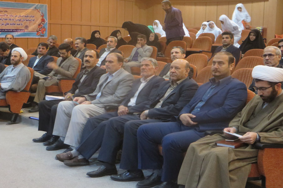 گزارش تصویری آیین تجلیل از فعالان، خادمان نماز و چهره‌های قرآنی در لرستان