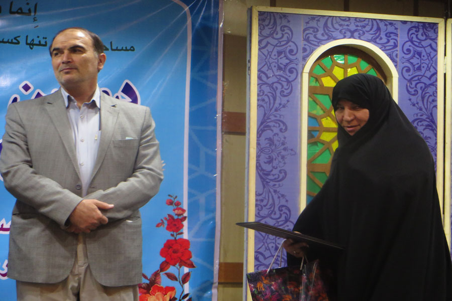 گزارش تصویری آیین تجلیل از فعالان، خادمان نماز و چهره‌های قرآنی در لرستان