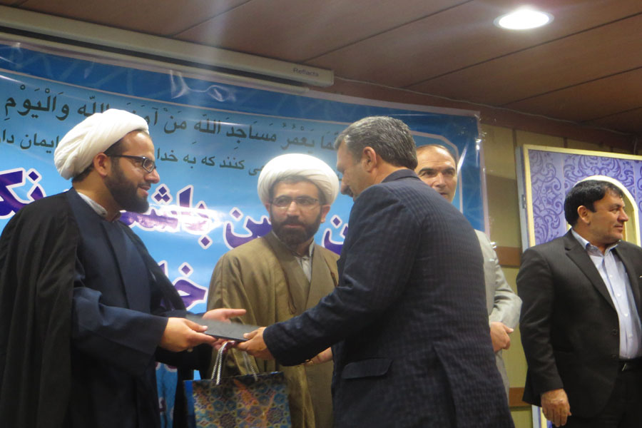 گزارش تصویری آیین تجلیل از فعالان، خادمان نماز و چهره‌های قرآنی در لرستان