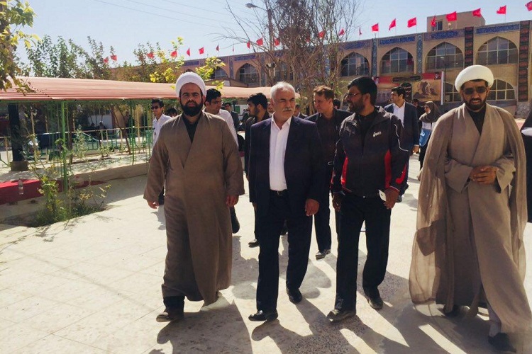 بازدید مسئولان بهداشت و آموزش پزشکی زاهدان از زائر سرای امام رضا(ع)